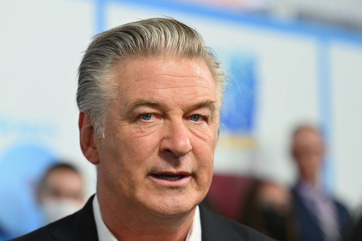 Alec Baldwin golpea el teléfono de activista que lo acosó en una cafetería