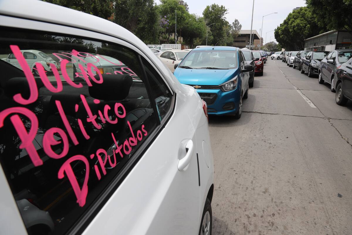 Buscan dar cárcel a taxistas piratas y no a choferes de Uber