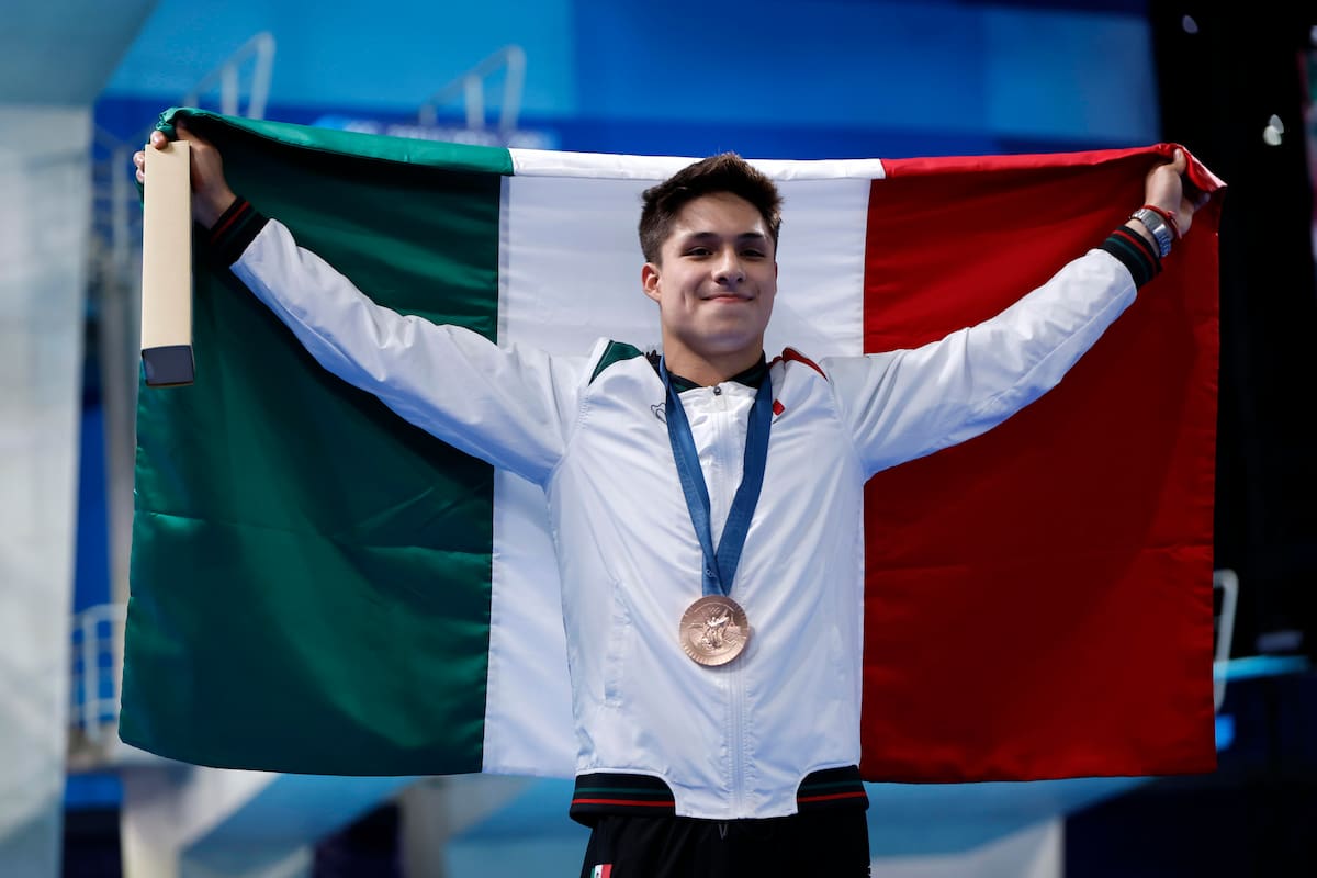 Osmar Olvera , orgulloso levantando la bandera mexicana, ganó medalla de bronce en los Juegos Olímpicos de París 2024. (Foto: EFE)