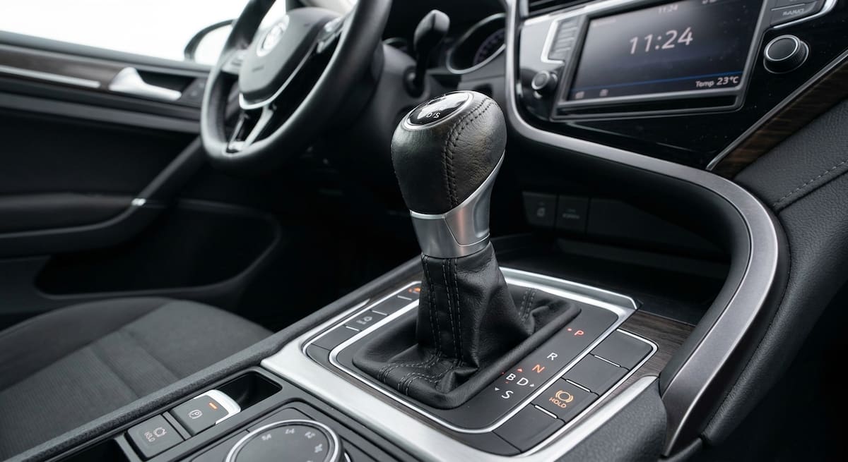 La letra B en la consola de un auto automático indica la función de freno de motor, recomendada para descensos en carretera o pendientes pronunciadas. | Crédito: Gemini