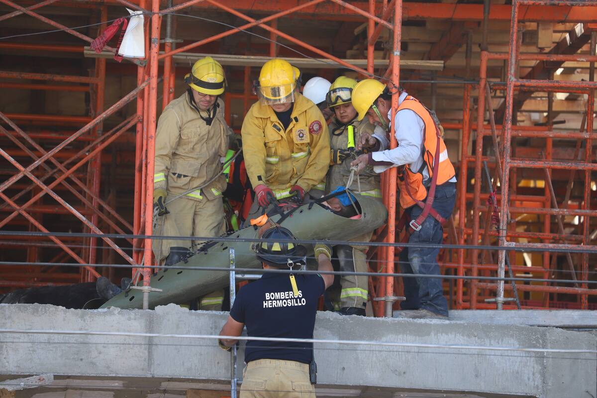 Cae de un andamio en edificio en construcción
