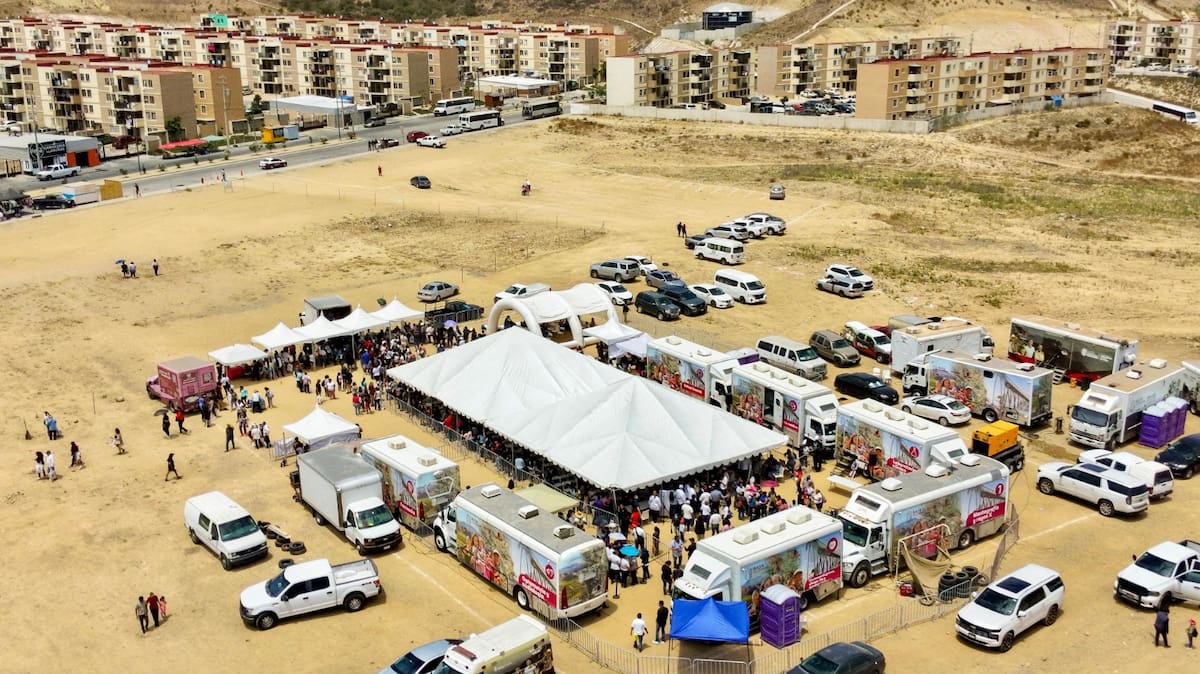 El secretario de Salud de Baja California, informó que las caravanas concentran distintos servicios médicos con el propósito de facilitar el acceso a consultas, estudios y seguimiento para comunidades con dificultades para trasladarse a unidades médicas. Foto: Cortesía