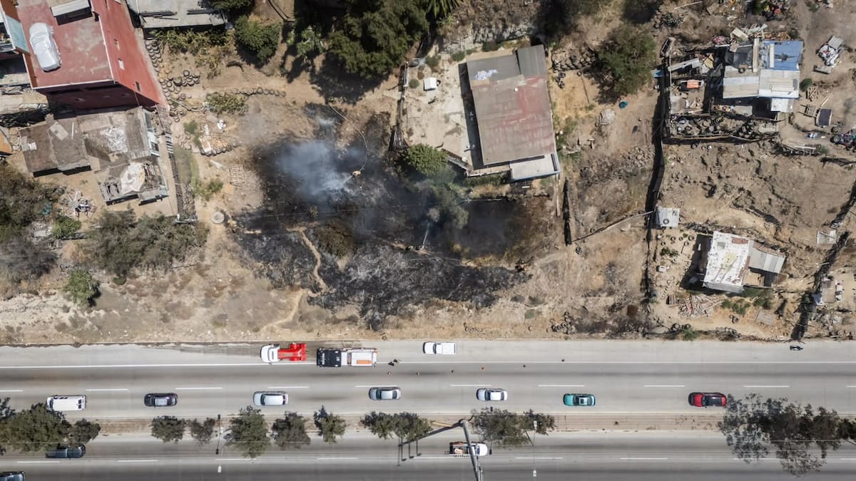 El fuego se registró en una zona de maleza cercana a la colonia Francisco Villa; ocho elementos participaron en las labores de control. Foto: Border Zoom
