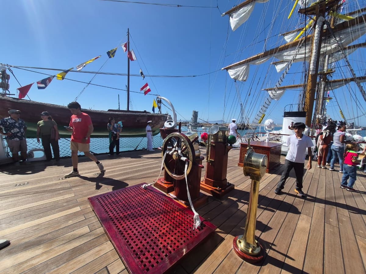 Ciudadanos y turistas recorrieron el Buque Escuela Cuauhtémoc durante su visita a Ensenada. Foto: Cortesía