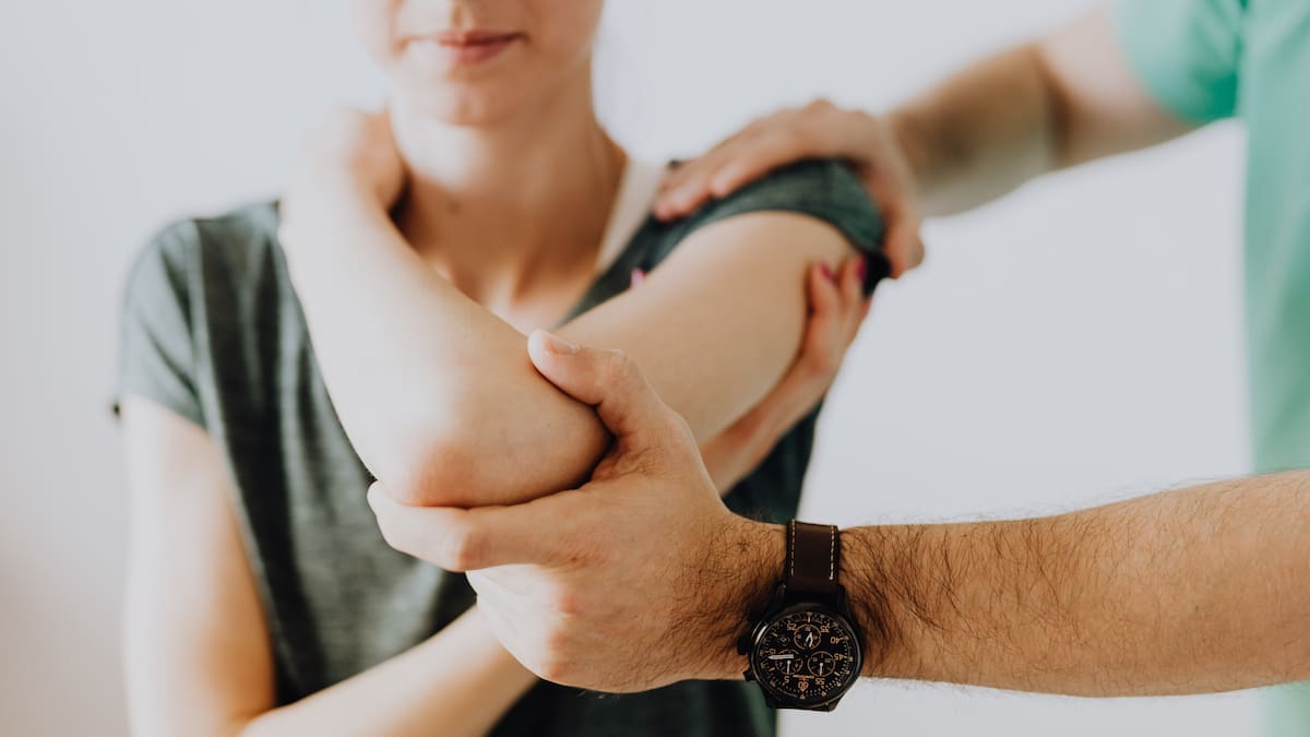 Por qué crujen las articulaciones y cuándo debes consultar al médico, según especialistas de Harvard