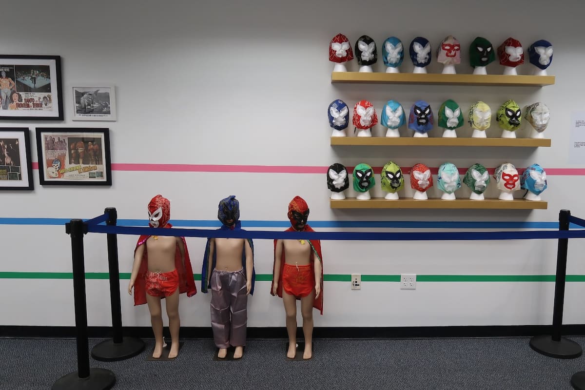 Luchadores enmascarados salen del ring hacia la nueva exhibición del Museo de Comic-Con