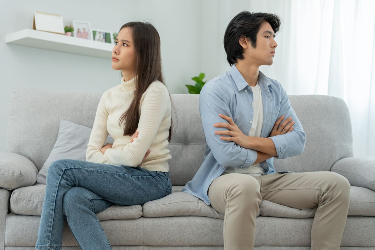 El silencio como estrategia para evitar conflictos no es tan inofensivo como parece. Los expertos señalan que esta conducta puede desencadenar problemas emocionales y psicológicos. /Foto: Canva