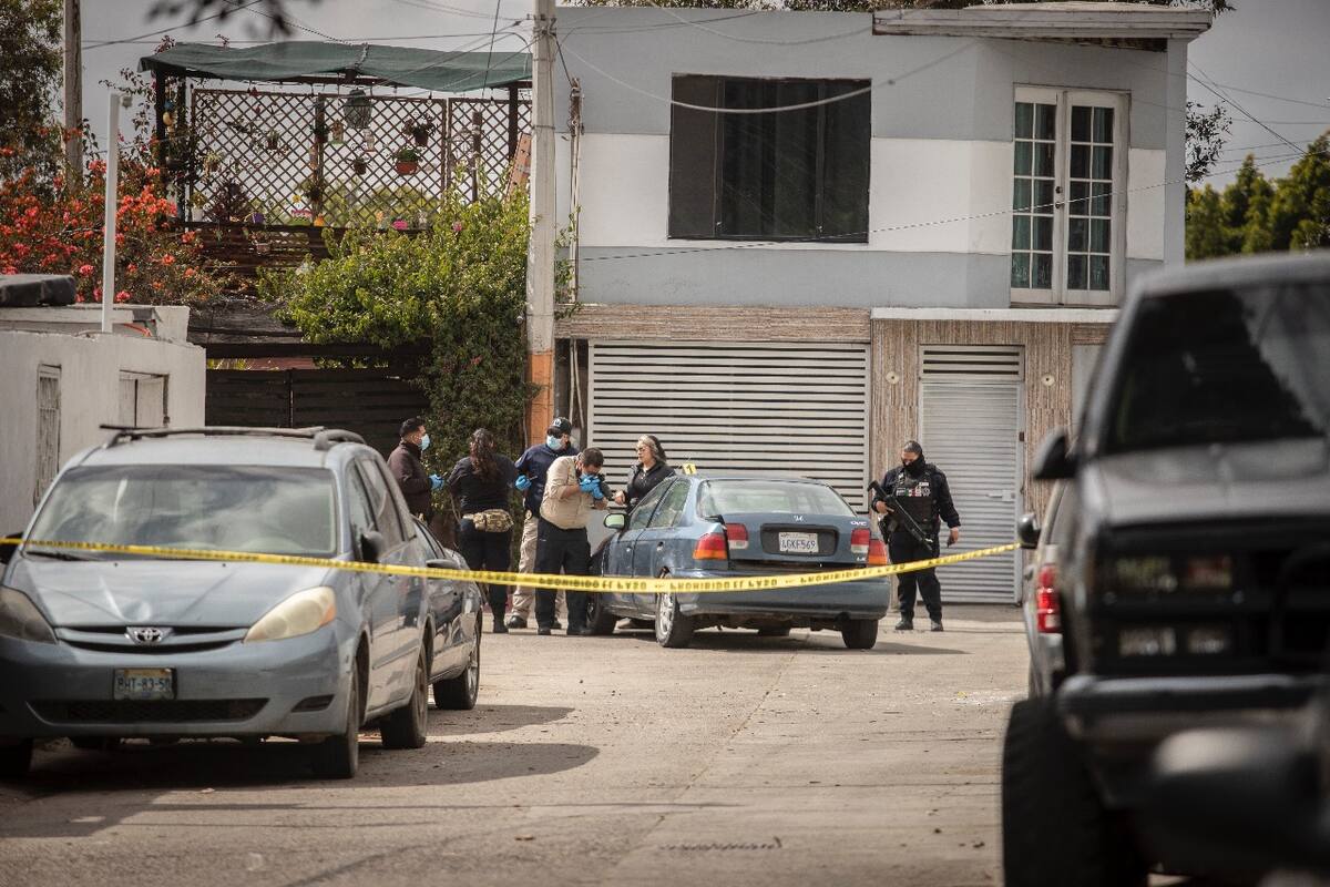 Abandonan auto con restos humanos en la colonia Los Santos