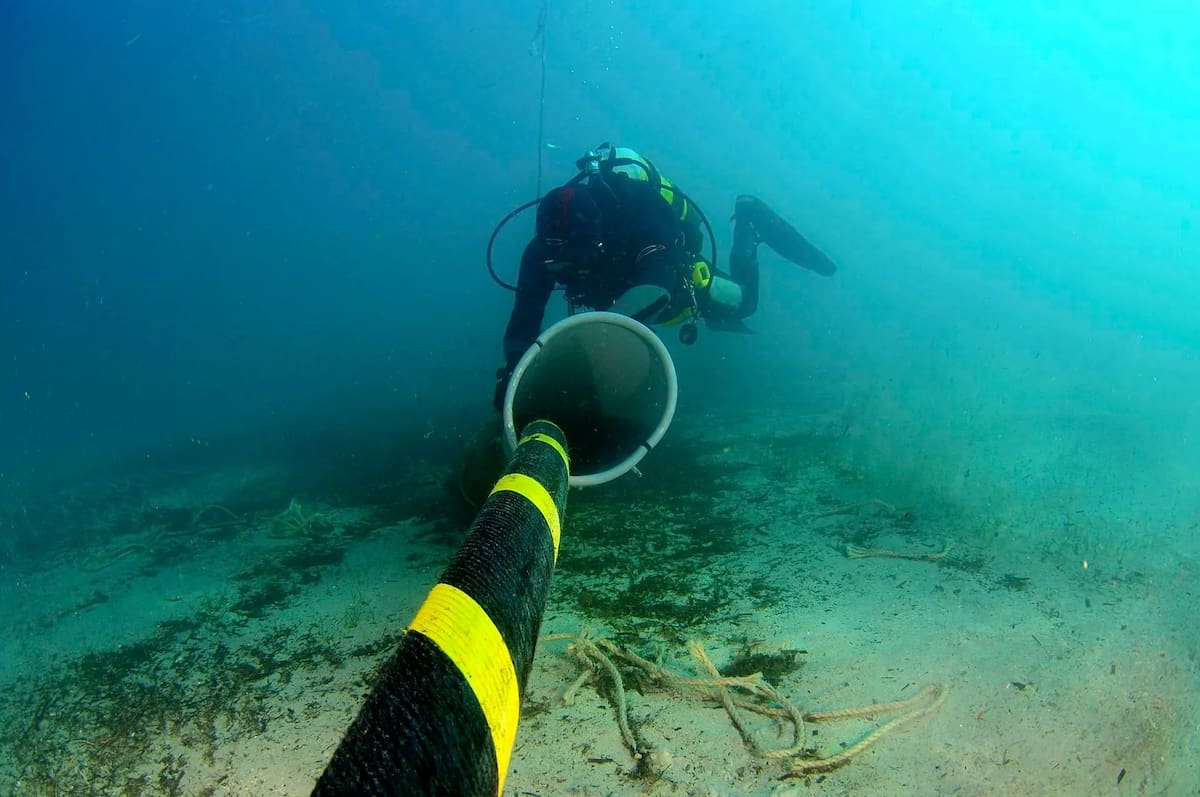 Un operario repara un cable submarino, en una imagen de archivo. EFE