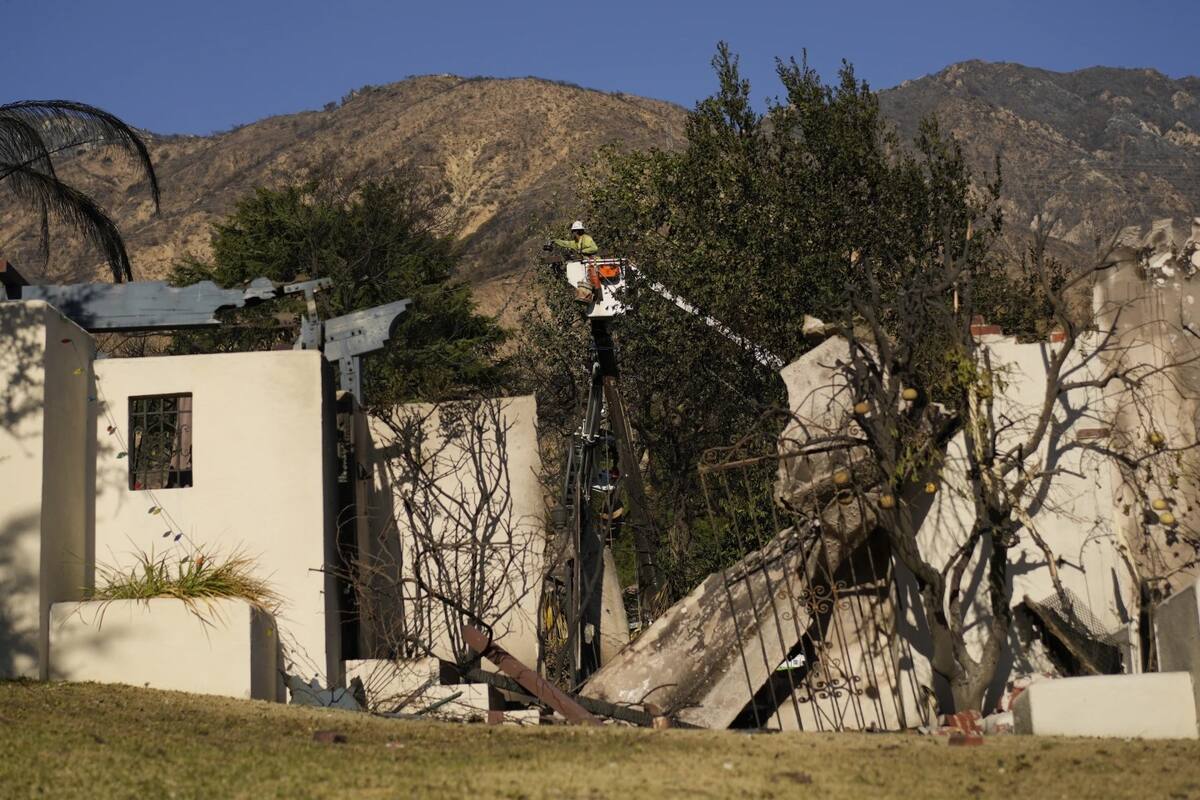 Un trabajador repara un poste de servicios públicos tras el incendio Eaton el lunes 13 de enero de 2025, en Altadena, California. | Crédito: AP/Carolyn Kaster