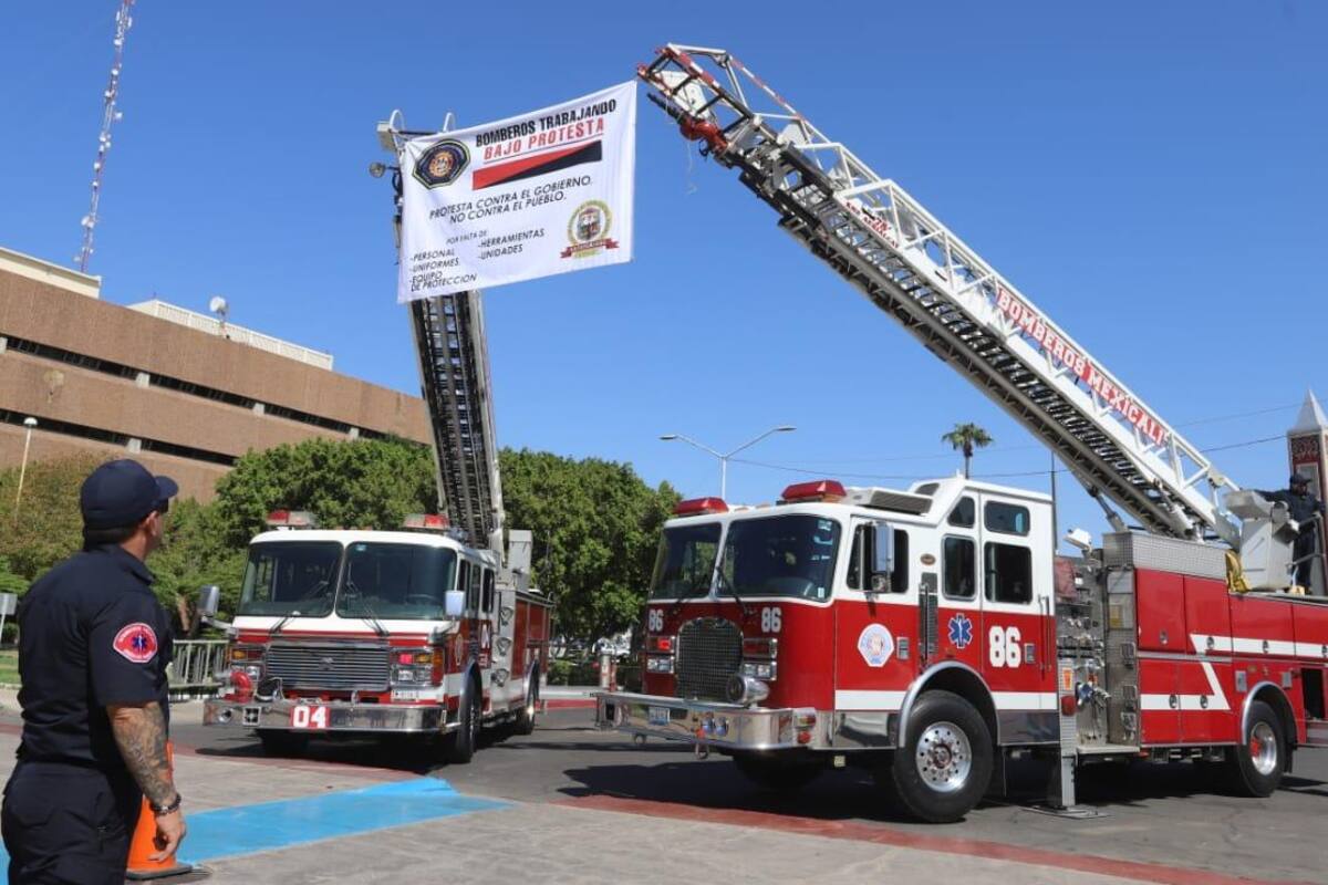 Se manifiestan bomberos por falta de equipo en Mexicali