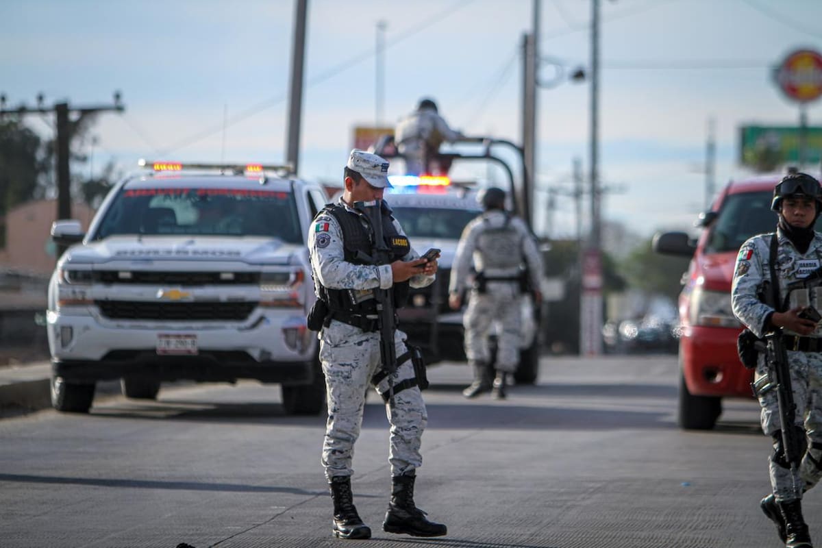 Los oficiales lograron descender a tiempo y no hubo heridos. Foto: BorderZoom