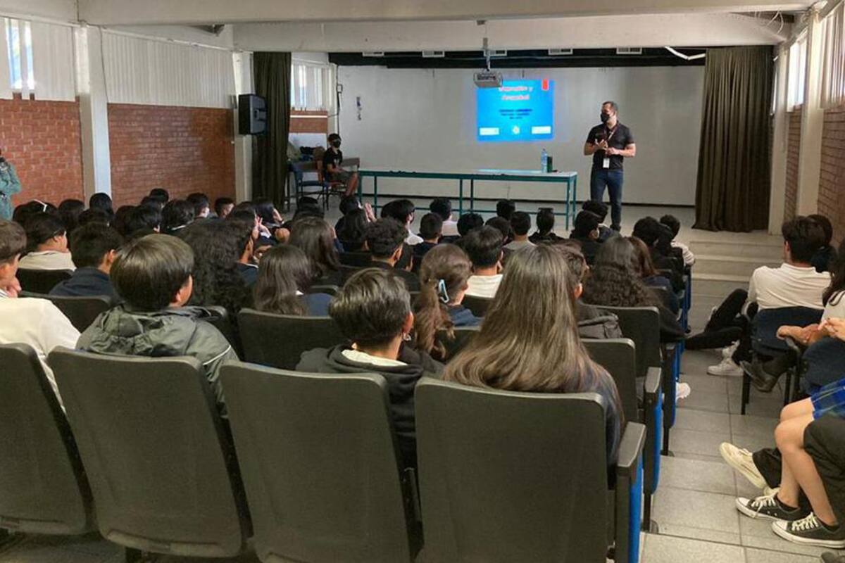 Capacitan a estudiantes de secundaria y preparatoria para evitar embarazos no planeados