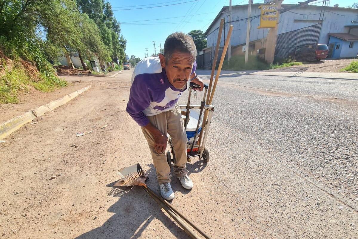 Nogales: David camina encorvado más de un kilómetro diario para ir a trabajar