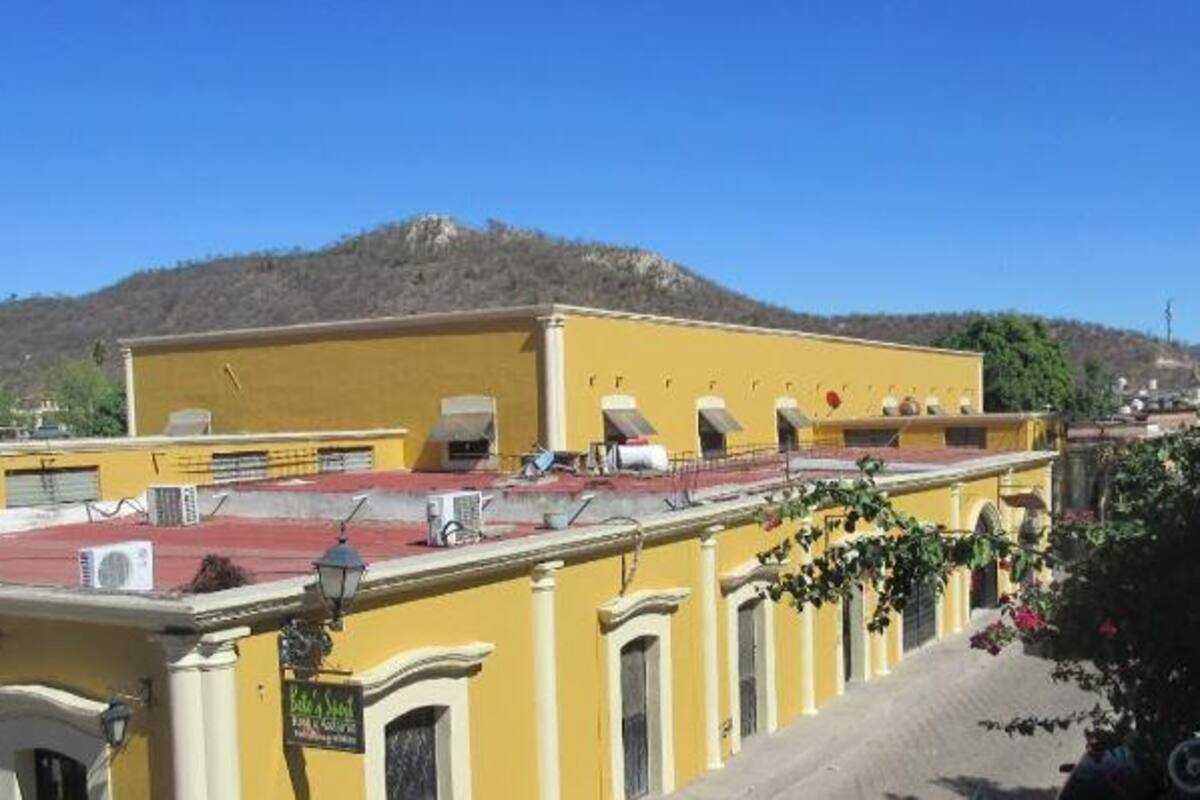 Cierran accesos laterales del Mercado Municipal de Álamos