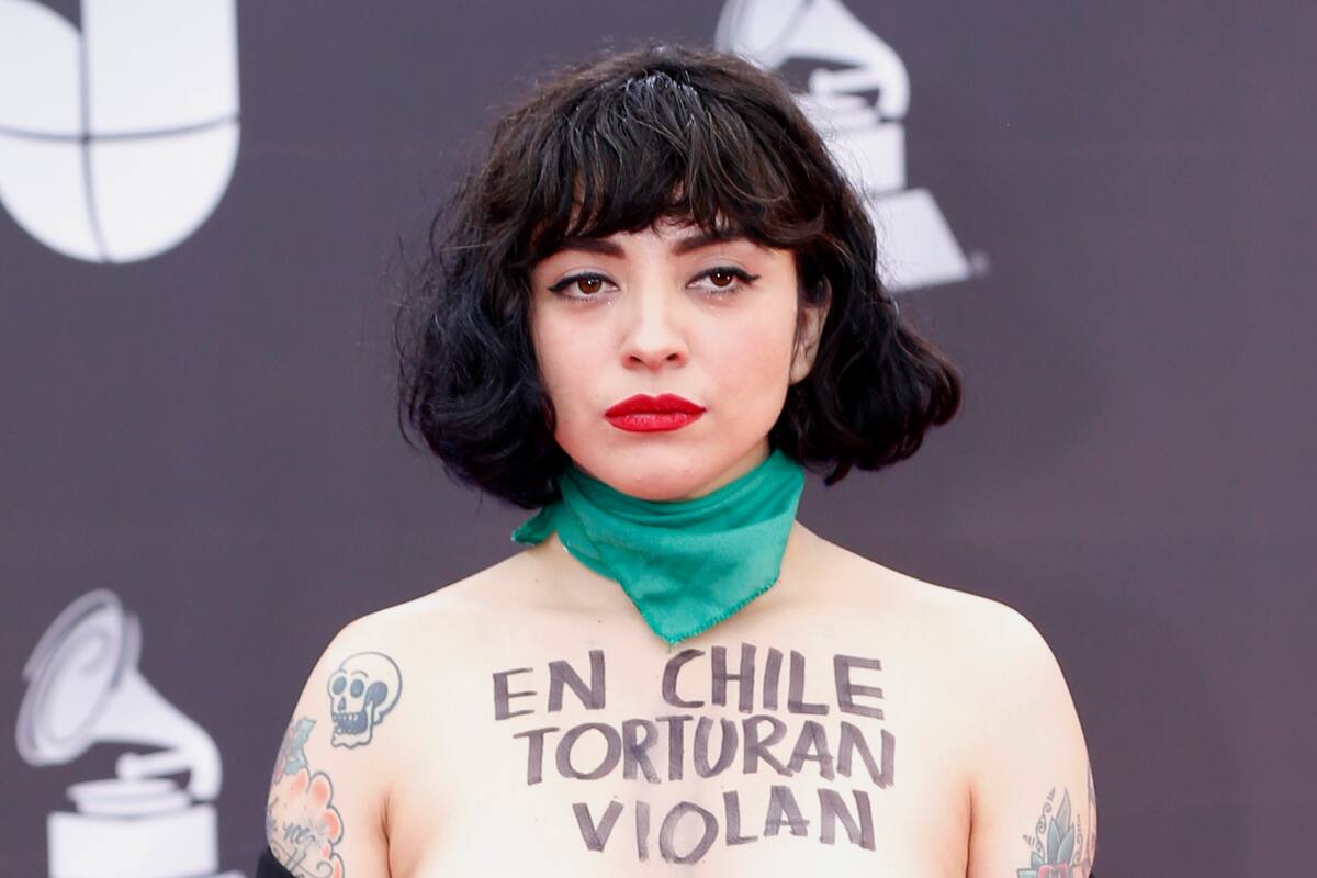 Mon Laferte muestra sus senos en protesta por la violencia de género en Chile