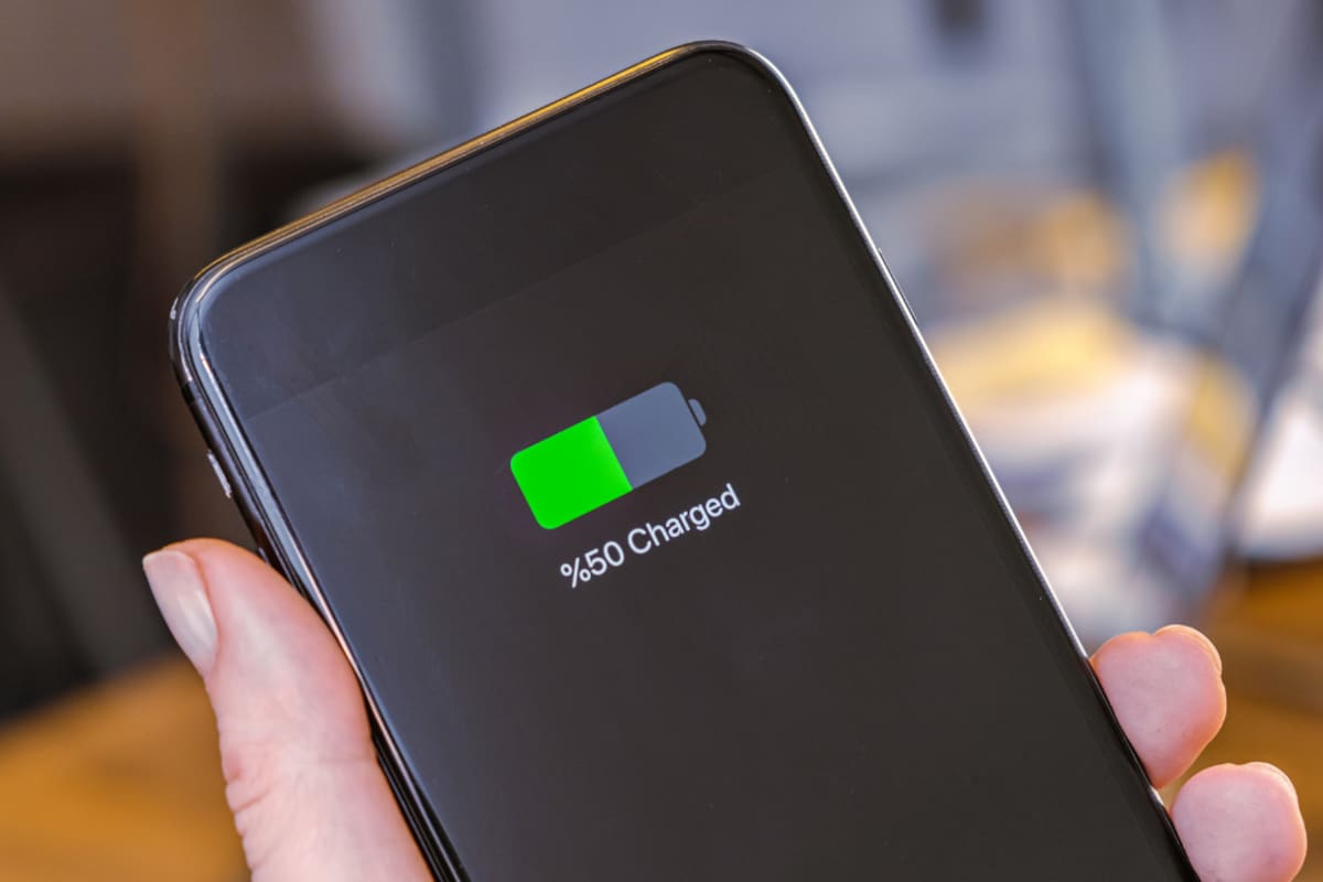 Si un corte de luz dejó tu celular sin batería, no necesitas esperar a que regrese la electricidad para cargarlo, porque una laptop, una batería portátil y el automóvil pueden convertirse en fuentes de energía de emergencia