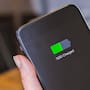 Si un corte de luz dejó tu celular sin batería, no necesitas esperar a que regrese la electricidad para cargarlo, porque una laptop, una batería portátil y el automóvil pueden convertirse en fuentes de energía de emergencia