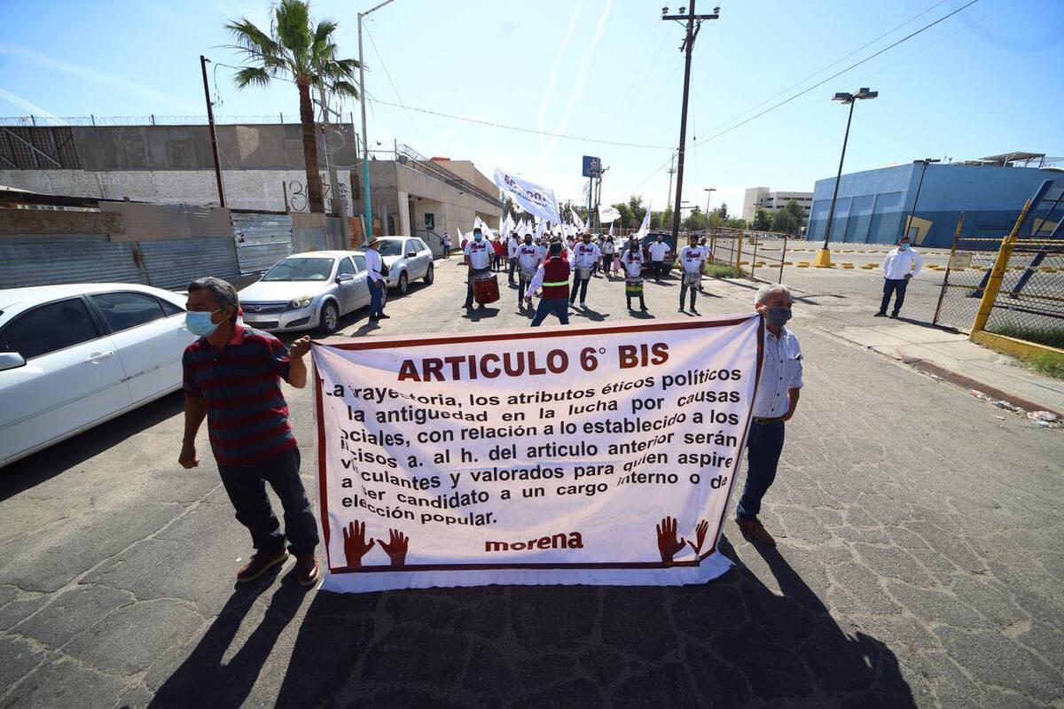 Se manifiestan militantes de Morena en registro de Norma Bustamante