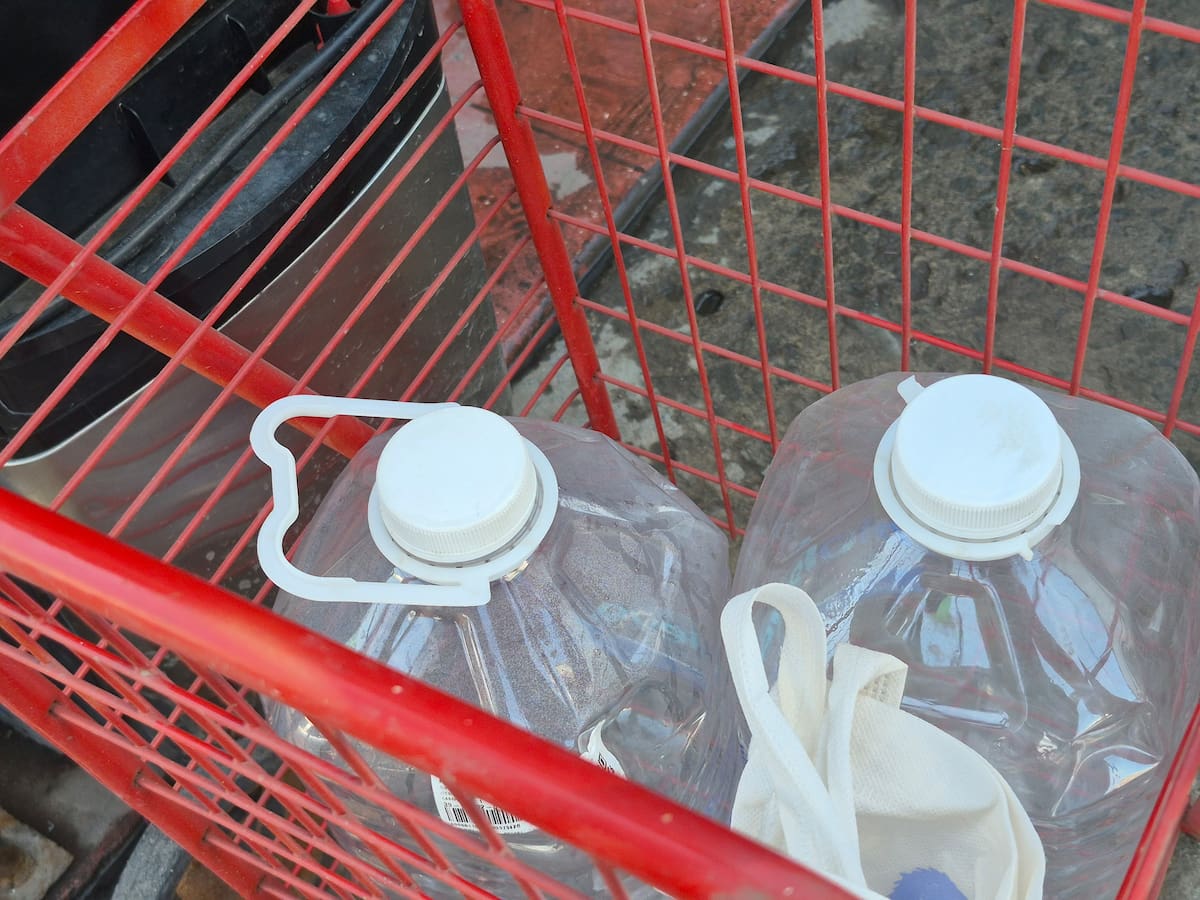 La búsqueda de agua para consumo se extendió a distintos establecimientos debido a la alta demanda registrada en los últimos días. Foto: Michelle Castillo.