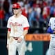 Dodgers silencian a Filadelfia y se ponen a una victoria de la Serie de Campeonato