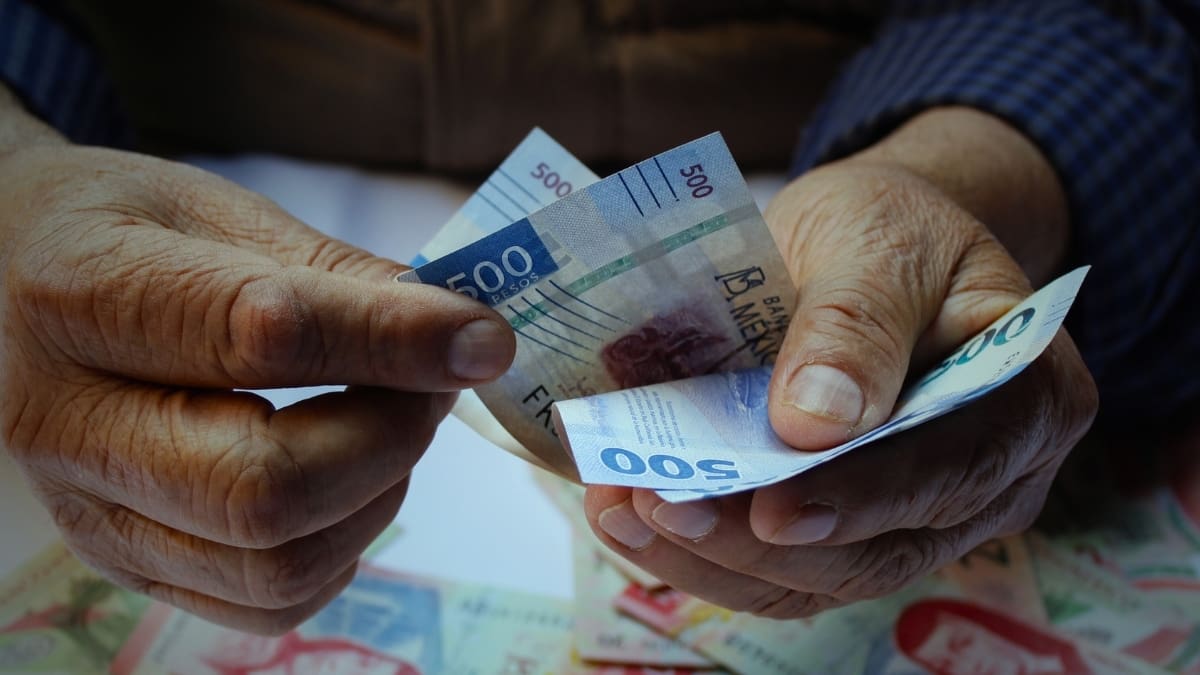 Con 3.4 billones de pesos en circulación y un alza anual de 7.3%, Banxico confirmó que el efectivo superó la recaudación del ISR 2025 y mantiene a México como economía intensiva en dinero físico