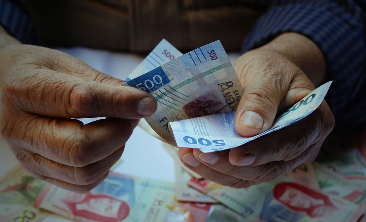 Aunque CoDi y DiMo han impulsado transferencias electrónicas, el uso de efectivo en México sigue creciendo, influido por la economía informal, los fraudes financieros y actividades ilícitas, según datos oficiales del Banco de México y análisis de especialistas. Foto: Especial