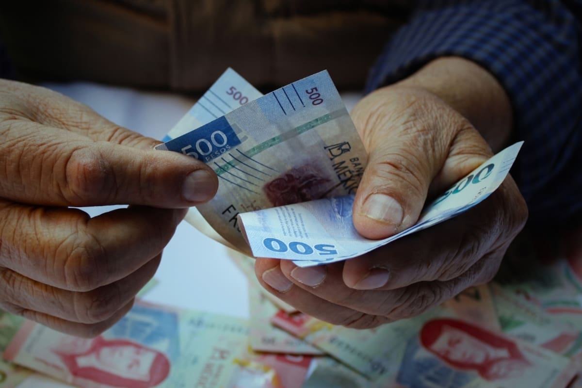 Con 3.4 billones de pesos en circulación y un alza anual de 7.3%, Banxico confirmó que el efectivo superó la recaudación del ISR 2025 y mantiene a México como economía intensiva en dinero físico