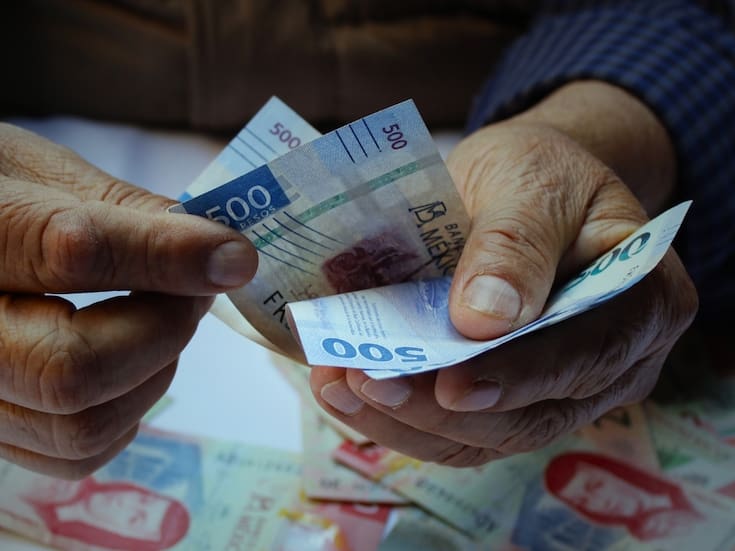 Con 3.4 billones de pesos en circulación y un alza anual de 7.3%, Banxico confirmó que el efectivo superó la recaudación del ISR 2025 y mantiene a México como economía intensiva en dinero físico