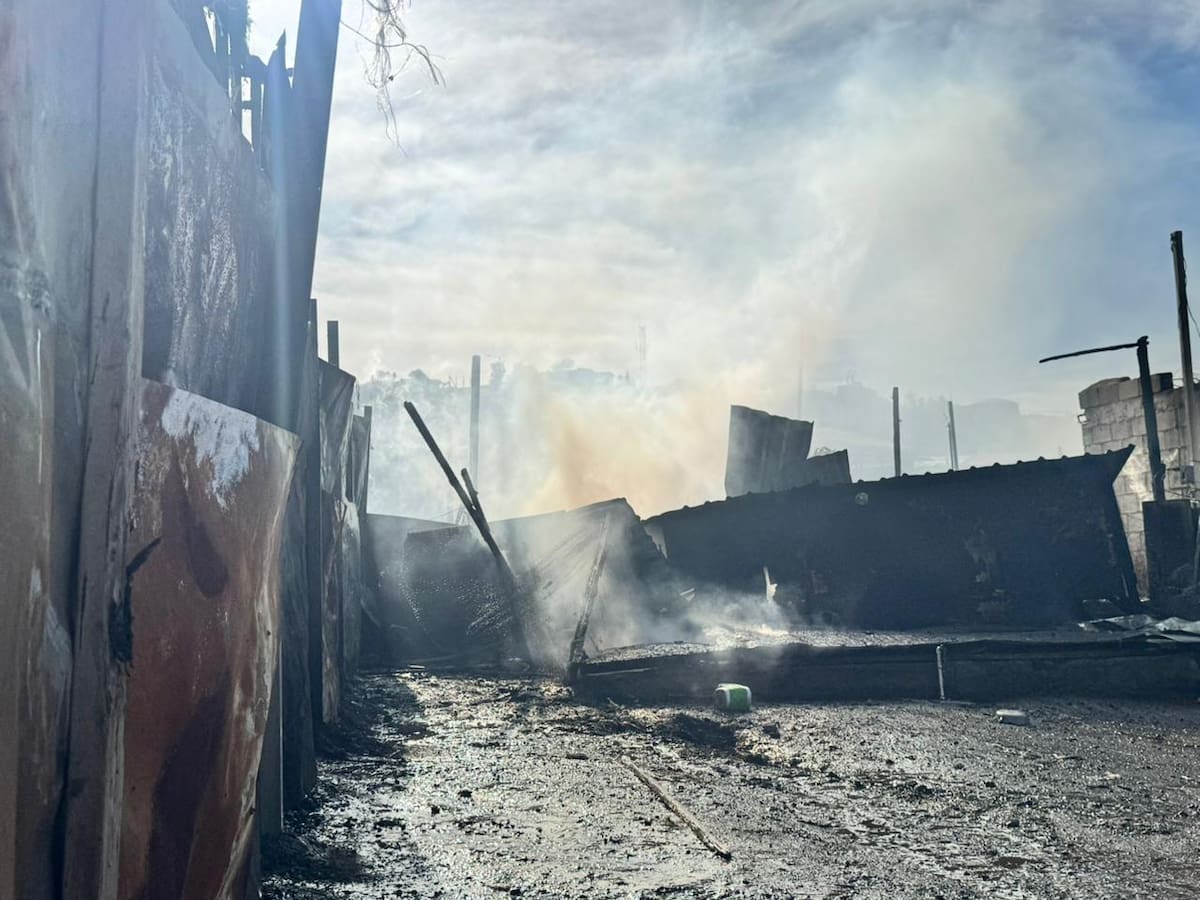 Un incendio registrado en el fraccionamiento Villa del Campo dejó al menos siete casas afectadas; una persona resultó lesionada y fue atendida por Cruz Roja. Foto: Carlos Cruz