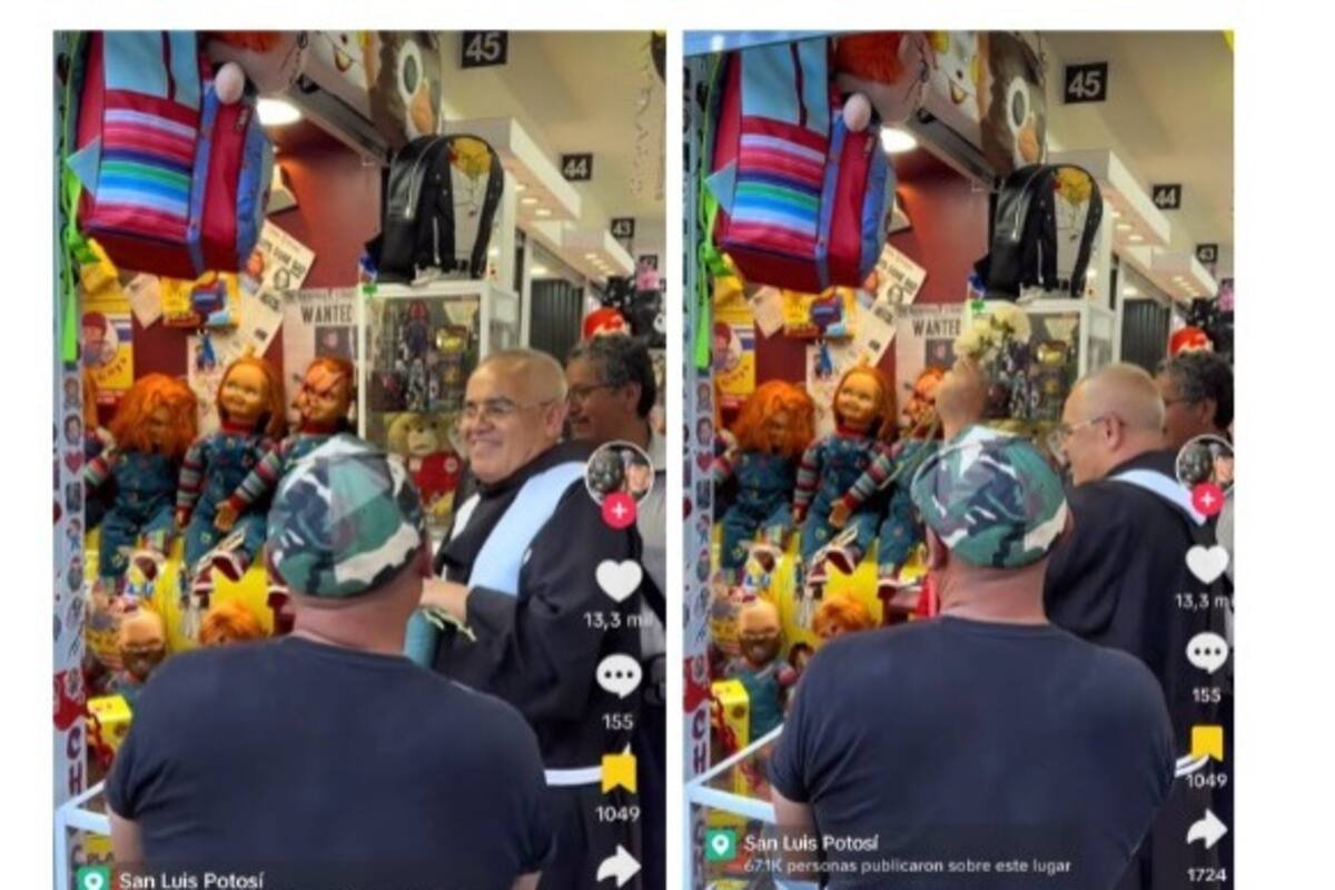 Padre bendice un local de muñecos de Chucky