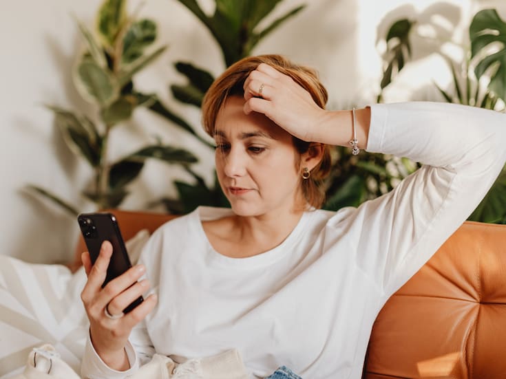 ¿Qué significa que alguien se rasque la cabeza mientras habla contigo? Esto explica la psicología