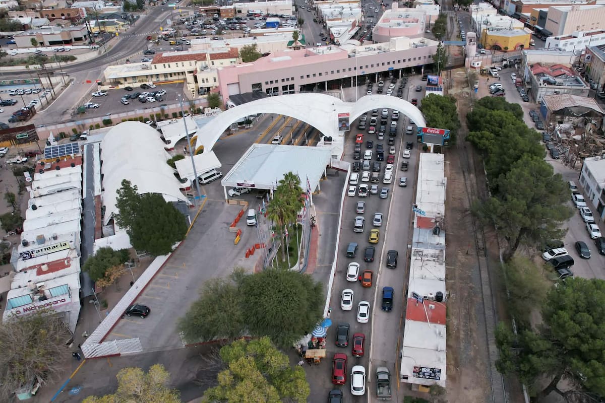 Largas filas en Nogales previo al Año Nuevo