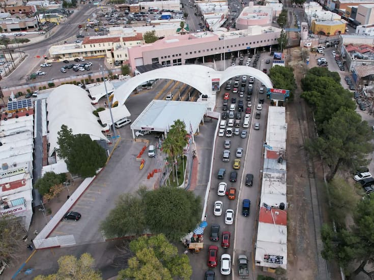 Largas filas en Nogales previo al Año Nuevo