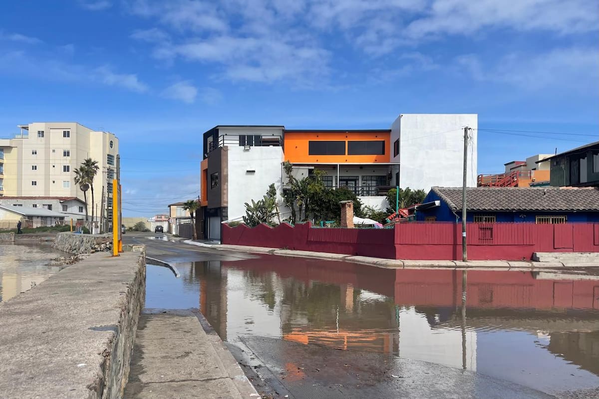 Lluvias dejan fallas eléctricas, incendios y una volcadura en Rosarito