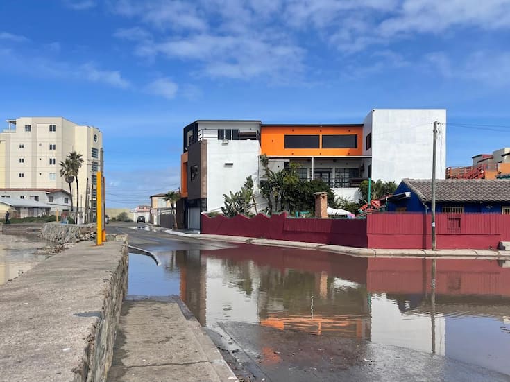 Lluvias dejan fallas eléctricas, incendios y una volcadura en Rosarito