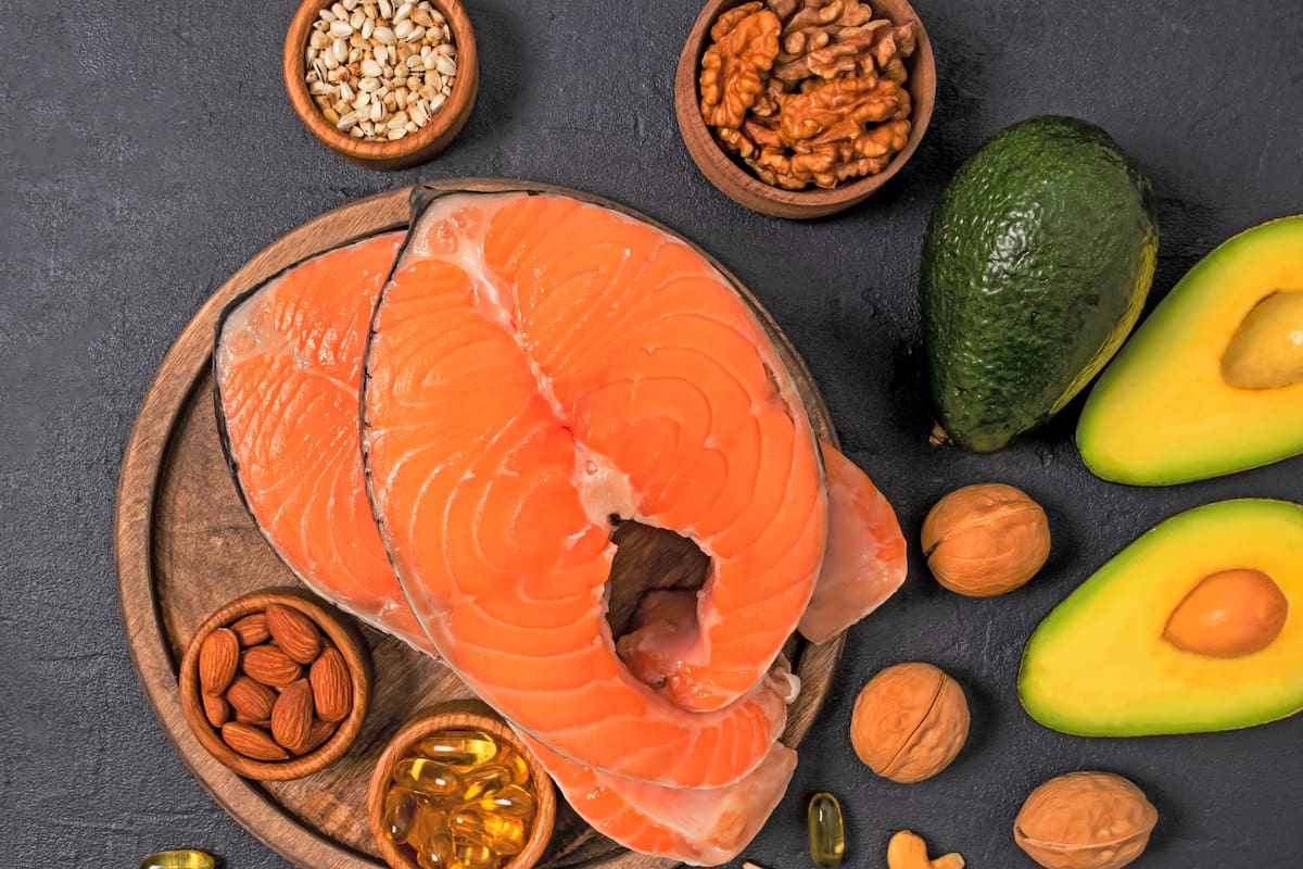 Los alimentos que reducen o elevan el colesterol, explicados por expertos