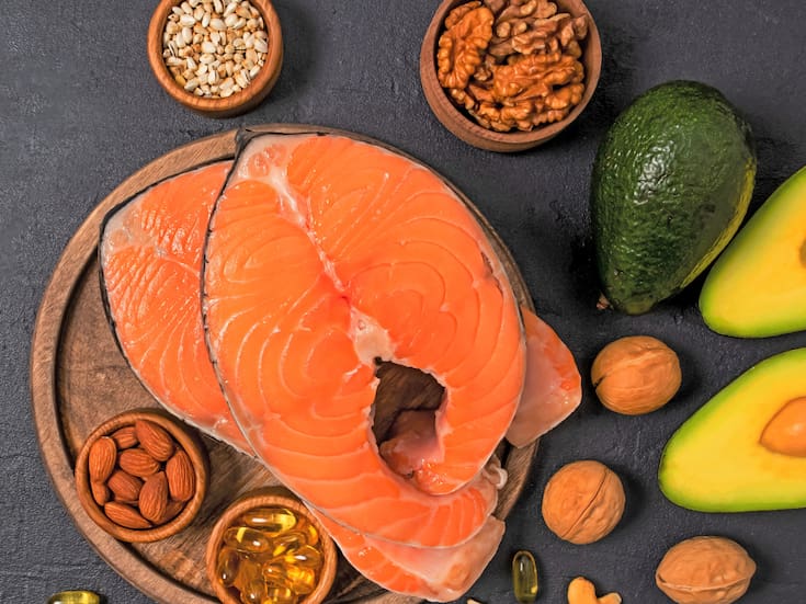 Los alimentos que reducen o elevan el colesterol, explicados por expertos