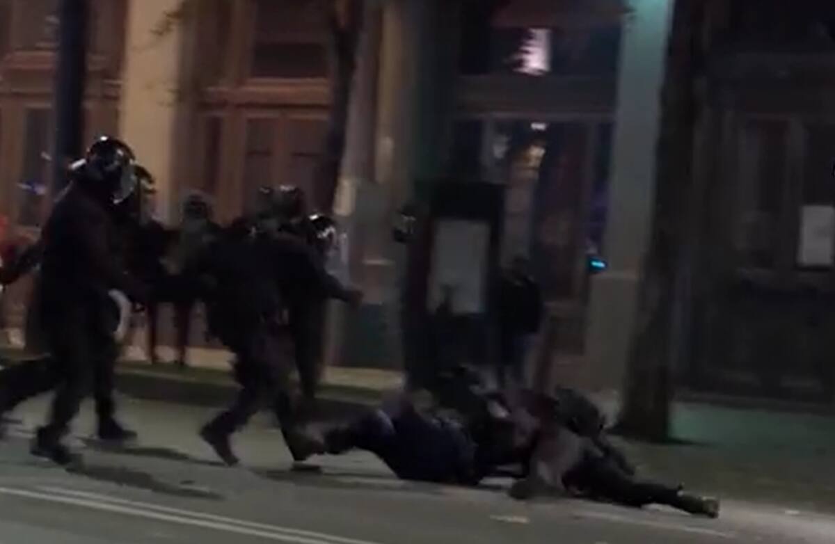 Manifestantes siendo agredidos. / Getty Images.