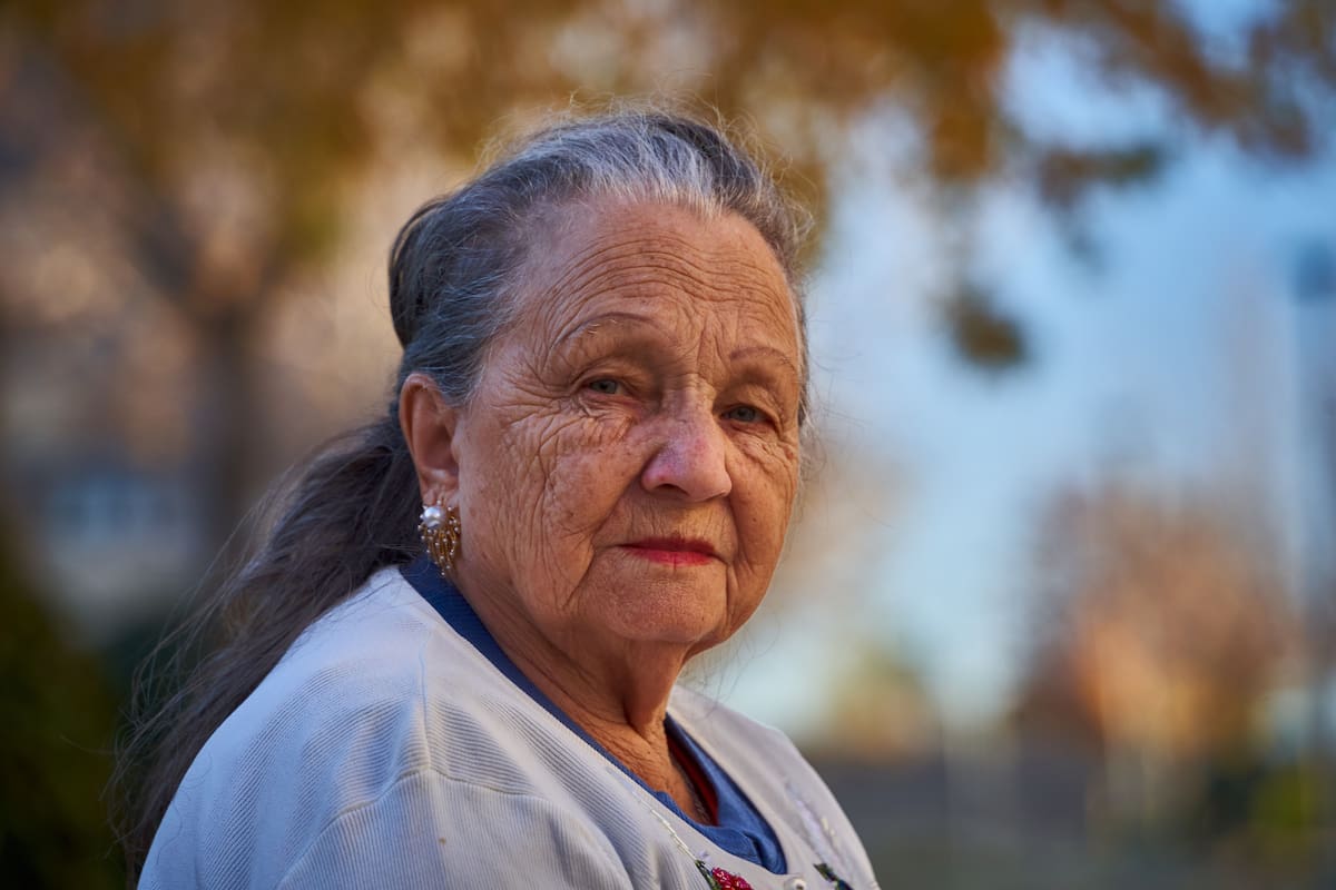La psicología explica por qué algunas mujeres después de los 65 años dejan de posponer sus deseos y comienzan a gastar en viajes, cuidado personal y nuevas actividades tras dedicar gran parte de su vida adulta a cuidar de los demás