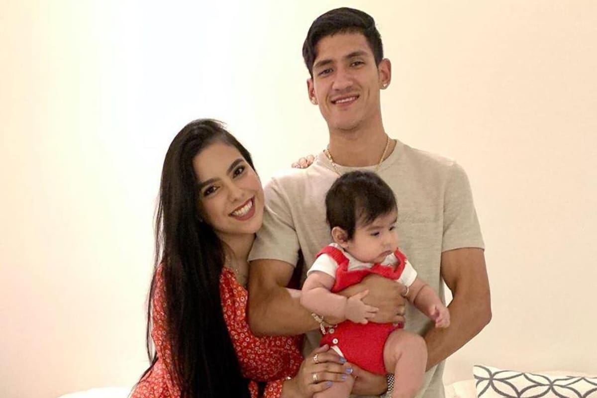 Uriel Antuna, de Chivas, uno de los contagiados junto a su esposa e hijo