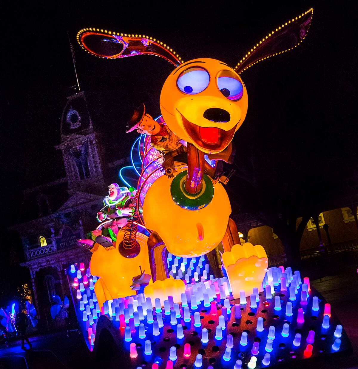 A lo largo de un año Disneyland festejará sus siete décadas con emotivos desfiles, shows nocturnos y mercancía alusiva.