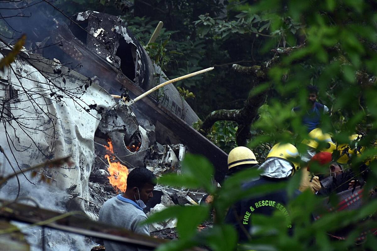 Se desploma helicóptero militar en India; hay trece fallecidos