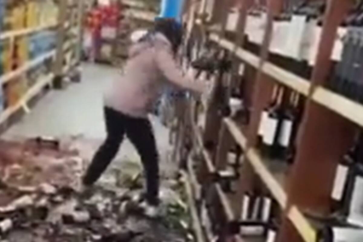 VIDEO: La despidieron del supermercado y como venganza destrozó botellas de vino