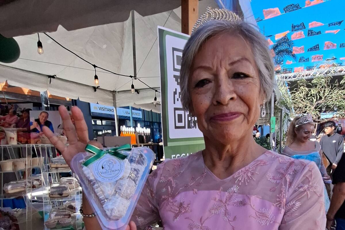 Abuelitas piden ‘triqui triqui’ para protegerse de las lluvias de El Súper Niño