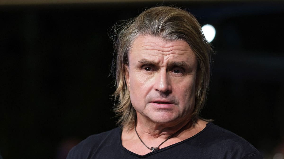 Nacho Cano en su momento pasó por una breve detención en Madrid en julio pasado para aclarar la situación migratoria y laboral de 18 becarios mexicanos.