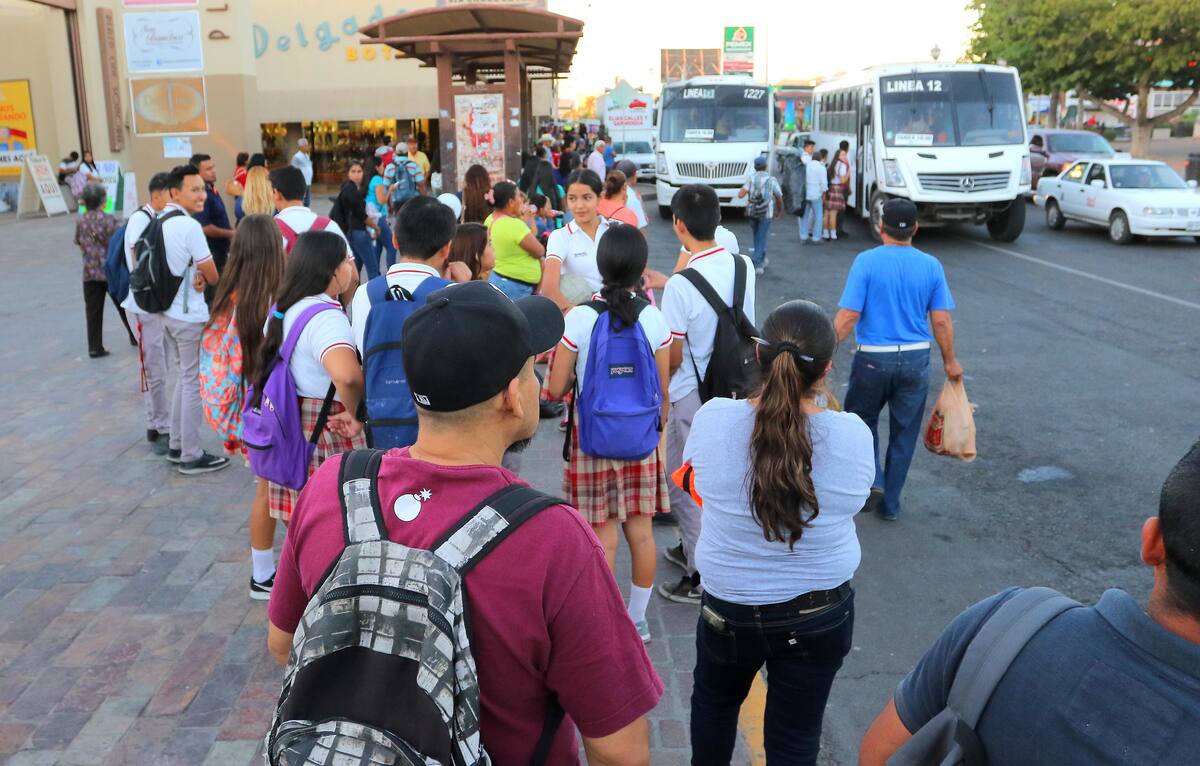 Un verdadero suplicio para los usuarios que esperan camión en el Centro de la ciudad, porque los operadores permiten que los pasajeros suban a media calle, lo cual representa un grave riesgo.