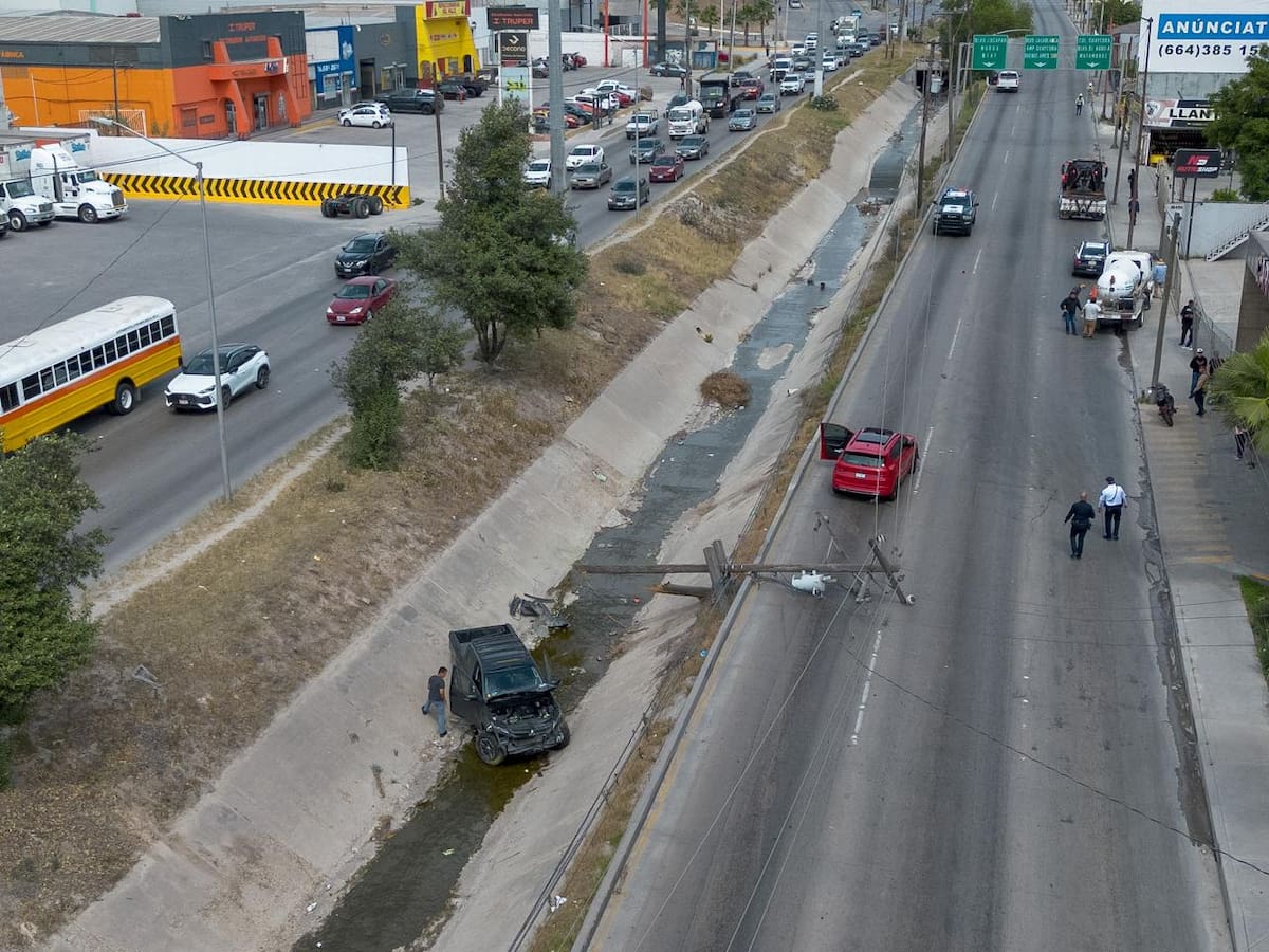 El accidente dejó daños materiales y afectaciones a la circulación por varias horas en el bulevar Manuel J. Clouthier. Border Zoom