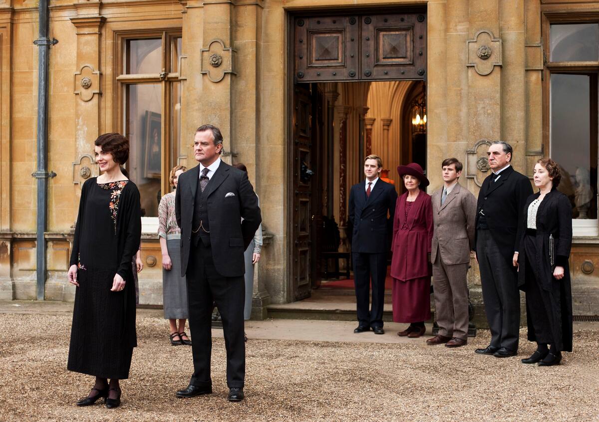 En esta imagen publicitaria sin fecha proporiconada por PBS de izquierda a derecha Elizabeth McGovern como lady Grantham, Hugh Bonneville como lord Grantham, Dan Stevens como Matthew Crawley, Penelope Wilton como Isobel Crawley, Allen Leech como Tom Branson, Jim Carter como el señor Carson, y Phyllis Logan como la señora Hughes de la serie de televisión "Downton Abbey". La antología de series de drama y misterio “Masterpiece” de PBS llegará a su 50 aniversario el domingo y podría dormir en sus laureles, gracias a programas aclamados como “I, Claudius” y “Elizabeth R" así como éxitos de la cultura pop más recientes como “Sherlock” y “Downton Abbey”. (Nick Briggs/PBS, Carnival Film & Television Limited 2012 for MASTERPIECE via AP)