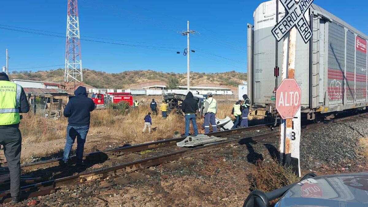 Trailer es arrollado por tren en Noglaes